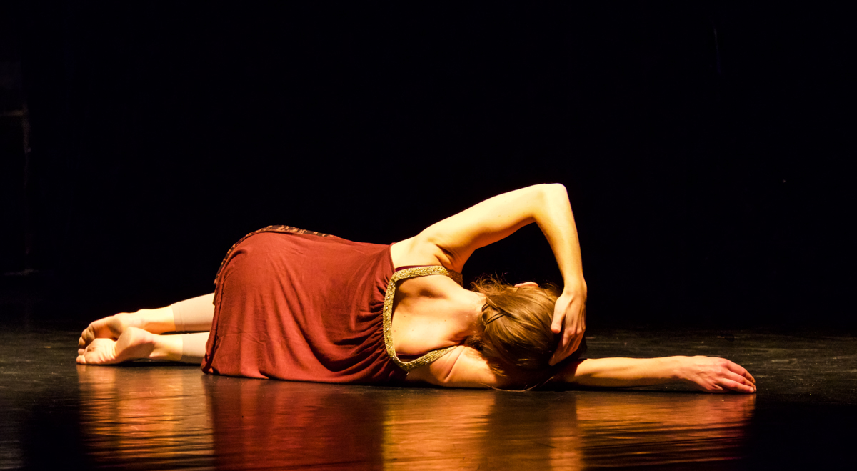danseuse contemporaine Klaus compagnie au sol